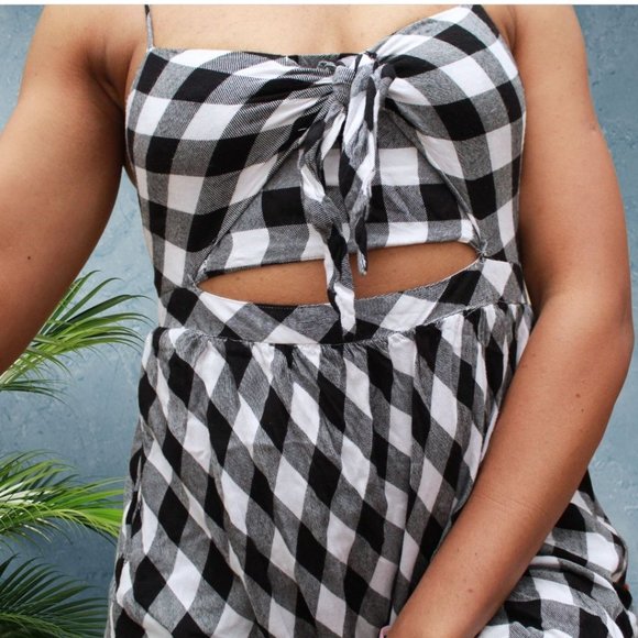 Dex - Brand new never worn.This maxi dress is adorable with a little peekaboo - - Picture 4 of 4